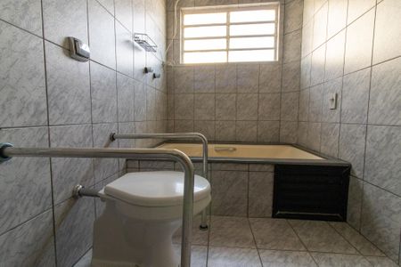 Casa de condomínio à venda com 208m², 4 quartos e 2 vagasBanheiro do Quarto 1