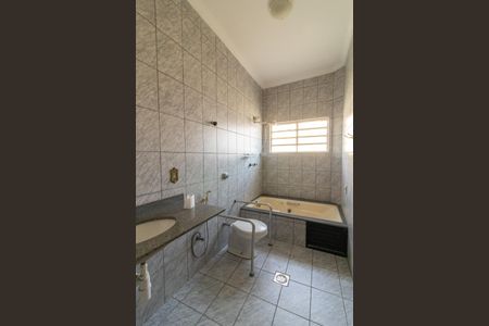 Casa de condomínio à venda com 208m², 4 quartos e 2 vagasBanheiro do Quarto 1