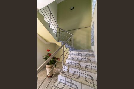 Casa de condomínio à venda com 208m², 4 quartos e 2 vagasEscada