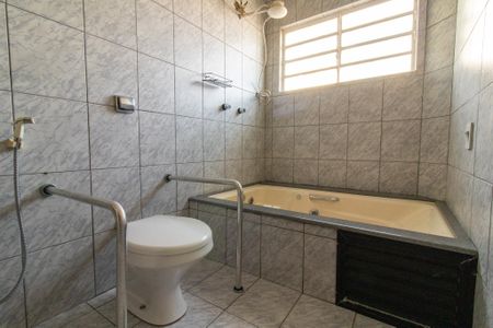 Casa de condomínio à venda com 208m², 4 quartos e 2 vagasBanheiro do Quarto 1