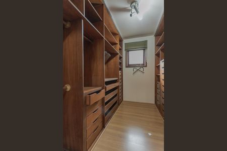 Casa à venda com 650m², 3 quartos e 3 vagasSuíte