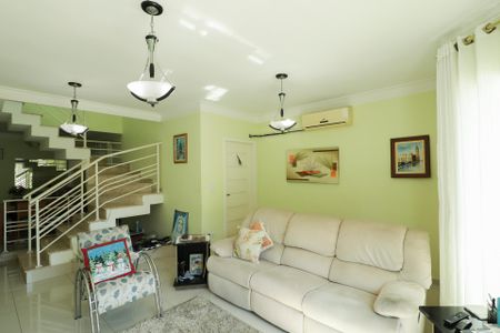 Casa à venda com 250m², 3 quartos e 3 vagas Casa à venda com 250m², 3 quartos e 3 vagasSala