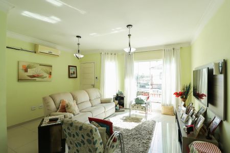 Casa à venda com 250m², 3 quartos e 3 vagas Casa à venda com 250m², 3 quartos e 3 vagasSala