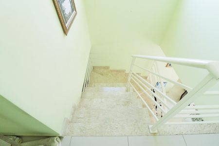 Casa à venda com 250m², 3 quartos e 3 vagas Casa à venda com 250m², 3 quartos e 3 vagasEscada