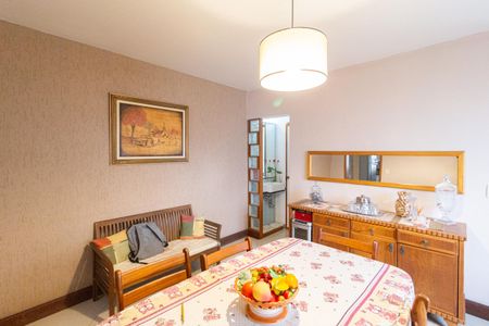 Casa à venda com 250m², 3 quartos e sem vagaSala de jantar