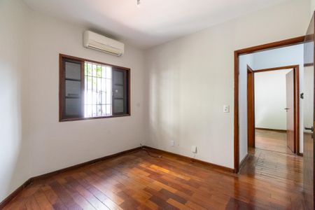 Casa à venda com 370m², 4 quartos e 8 vagasQuarto 2