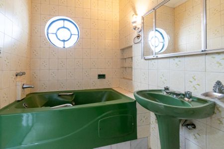 Casa à venda com 370m², 4 quartos e 8 vagasBanheiro da Suíte 1