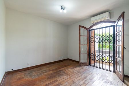 Casa à venda com 370m², 4 quartos e 8 vagasSuíte 1