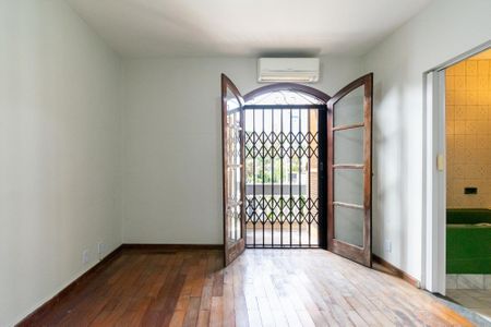 Casa à venda com 370m², 4 quartos e 8 vagasSuíte 1