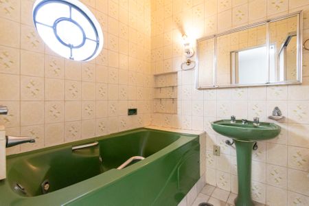 Casa à venda com 370m², 4 quartos e 8 vagasBanheiro da Suíte 1