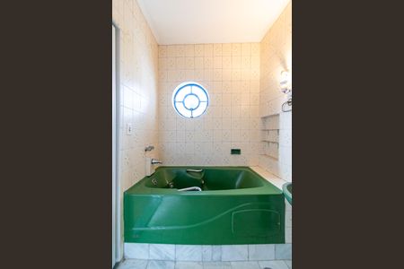 Casa à venda com 370m², 4 quartos e 8 vagasBanheiro da Suíte 1