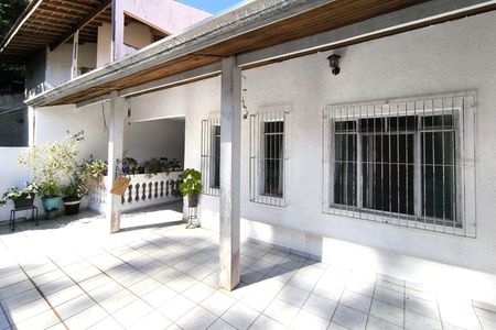 Casa à venda com 261m², 4 quartos e 4 vagas Casa à venda com 261m², 4 quartos e 4 vagasVaranda