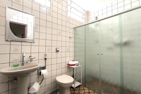 Casa à venda com 261m², 4 quartos e 4 vagas Casa à venda com 261m², 4 quartos e 4 vagasBanheiro