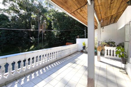 Casa à venda com 261m², 4 quartos e 4 vagas Casa à venda com 261m², 4 quartos e 4 vagasVaranda