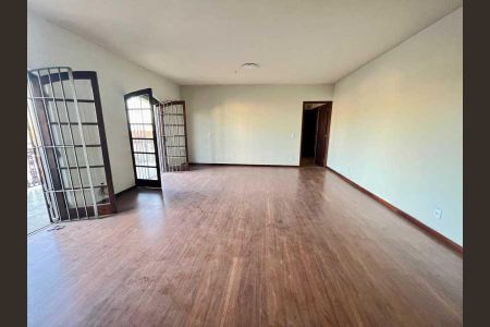 Casa à venda com 293m², 4 quartos e 3 vagas