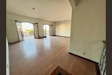 Casa à venda com 293m², 4 quartos e 3 vagas