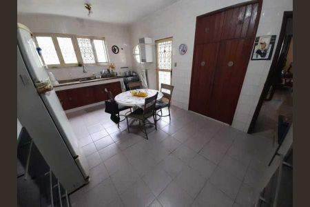 Casa à venda com 334m², 4 quartos e 2 vagas