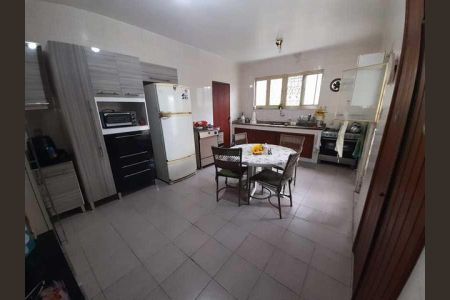 Casa à venda com 334m², 4 quartos e 2 vagas