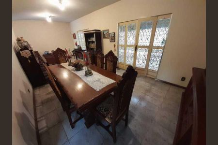 Casa à venda com 334m², 4 quartos e 2 vagas