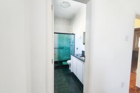 Casa à venda com 230m², 4 quartos e 2 vagasBanheiro da suite 2