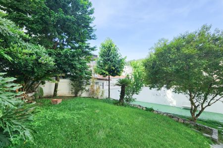 Casa à venda com 230m², 4 quartos e 2 vagasQuintal