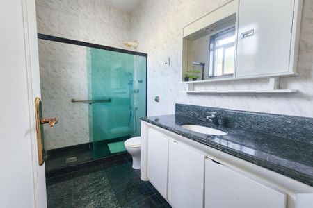 Casa à venda com 230m², 4 quartos e 2 vagasBanheiro da suite 2