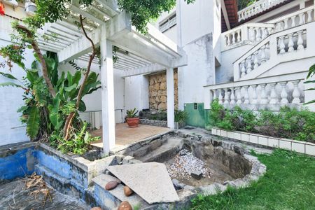 Casa à venda com 230m², 4 quartos e 2 vagasQuintal