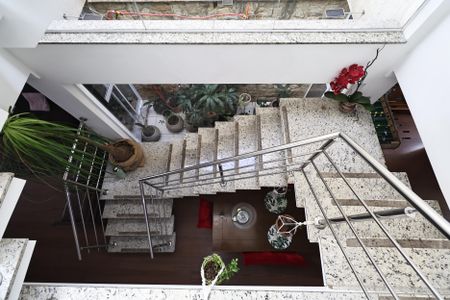 Casa à venda com 300m², 4 quartos e 3 vagasEscada