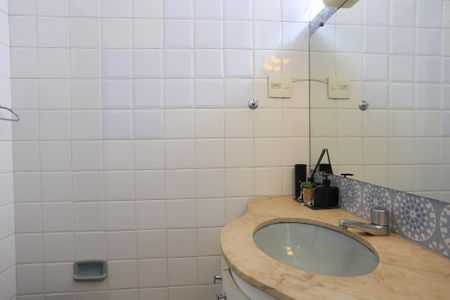 Casa à venda com 417m², 4 quartos e 4 vagas Casa à venda com 417m², 4 quartos e 4 vagasBanheiro da Suíte 2