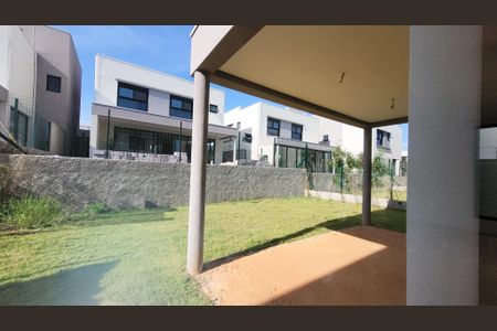 Casa de condomínio à venda com 220m², 3 quartos e 2 vagas Casa de condomínio à venda com 220m², 3 quartos e 2 vagasQuintal
