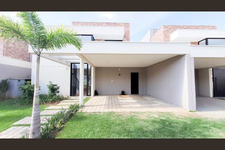 Casa de condomínio à venda com 220m², 3 quartos e 2 vagas Casa de condomínio à venda com 220m², 3 quartos e 2 vagasFachada