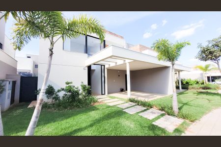 Casa de condomínio à venda com 220m², 3 quartos e 2 vagas Casa de condomínio à venda com 220m², 3 quartos e 2 vagasFachada