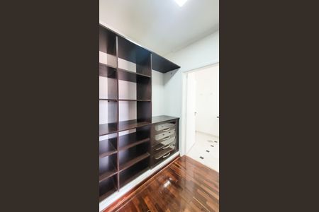 Casa de condomínio para alugar com 410m², 5 quartos e 6 vagas Casa de condomínio para alugar com 410m², 5 quartos e 6 vagasCloset Suíte Master