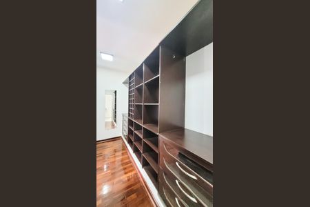 Casa de condomínio para alugar com 410m², 5 quartos e 6 vagas Casa de condomínio para alugar com 410m², 5 quartos e 6 vagasCloset Suíte Master