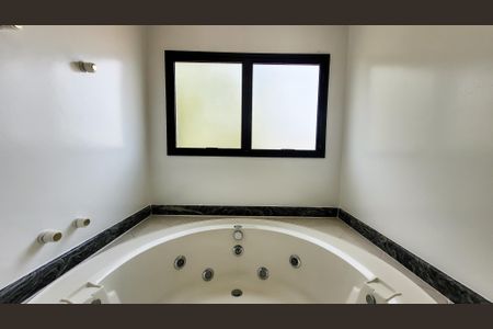 Casa de condomínio para alugar com 410m², 5 quartos e 6 vagas Casa de condomínio para alugar com 410m², 5 quartos e 6 vagasBanheiro Suíte Master