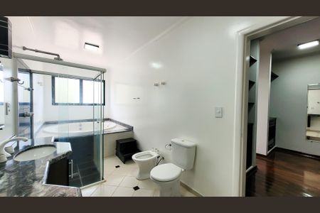 Casa de condomínio para alugar com 410m², 5 quartos e 6 vagas Casa de condomínio para alugar com 410m², 5 quartos e 6 vagasBanheiro Suíte Master