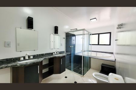 Casa de condomínio para alugar com 410m², 5 quartos e 6 vagas Casa de condomínio para alugar com 410m², 5 quartos e 6 vagasBanheiro Suíte Master