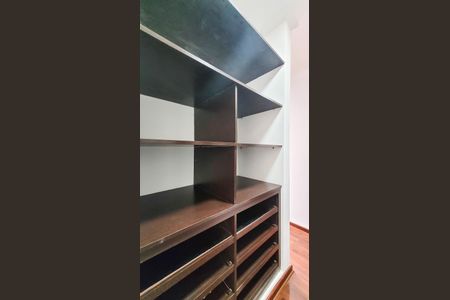 Casa de condomínio para alugar com 410m², 5 quartos e 6 vagas Casa de condomínio para alugar com 410m², 5 quartos e 6 vagasCloset Suíte Master