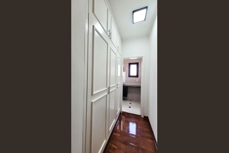 Casa de condomínio para alugar com 410m², 5 quartos e 6 vagas Casa de condomínio para alugar com 410m², 5 quartos e 6 vagasCloset Suíte 1