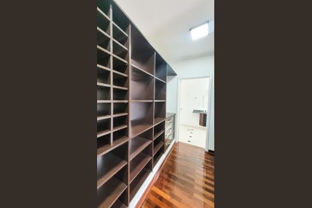 Casa de condomínio para alugar com 410m², 5 quartos e 6 vagas Casa de condomínio para alugar com 410m², 5 quartos e 6 vagasCloset Suíte Master