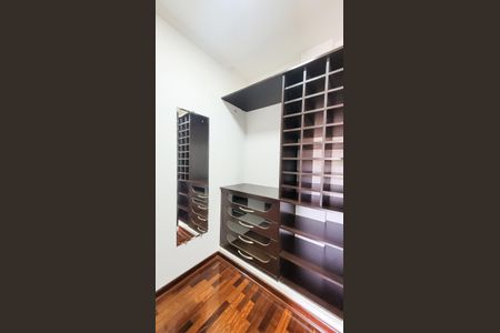 Casa de condomínio para alugar com 410m², 5 quartos e 6 vagas Casa de condomínio para alugar com 410m², 5 quartos e 6 vagasCloset Suíte Master