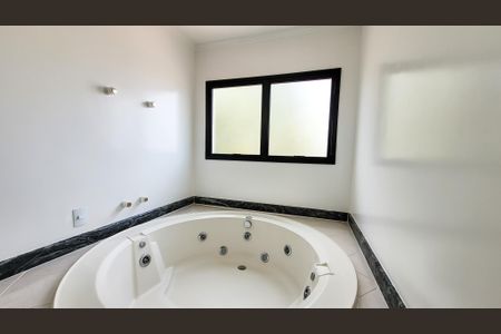 Casa de condomínio para alugar com 410m², 5 quartos e 6 vagas Casa de condomínio para alugar com 410m², 5 quartos e 6 vagasBanheiro Suíte Master