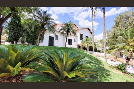 Casa de condomínio para alugar com 410m², 5 quartos e 6 vagas Casa de condomínio para alugar com 410m², 5 quartos e 6 vagasFachada