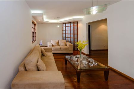 Casa à venda com 700m², 4 quartos e 3 vagasSala
