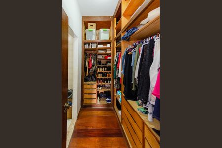 Casa à venda com 700m², 4 quartos e 3 vagasCloset