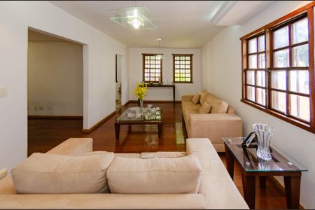 Casa à venda com 700m², 4 quartos e 3 vagasSala