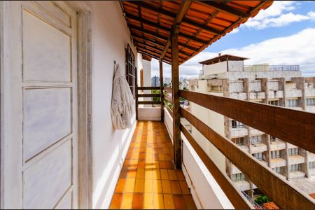 Casa à venda com 700m², 4 quartos e 3 vagasVaranda 2