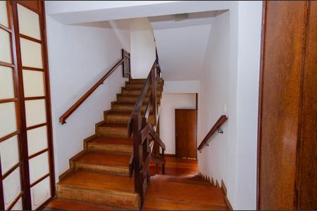 Casa à venda com 700m², 4 quartos e 3 vagasEscada