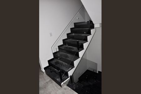 Casa à venda com 129m², 3 quartos e 2 vagas Casa à venda com 129m², 3 quartos e 2 vagas Escada Quartos