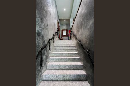 Casa de condomínio para alugar com 560m², 4 quartos e sem vagaEscada